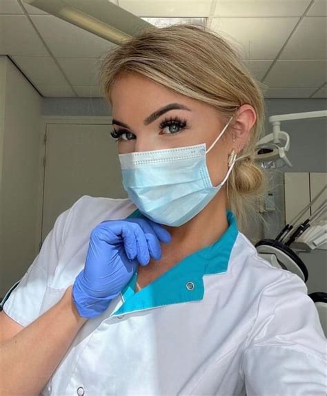 Pin By Romeo On Gyorsmentések Beautiful Nurse Female Dentist