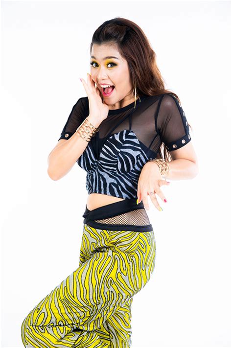 ธัญญ่า อาร์สยาม เซลฟี่มุมตรง เผยเนินอกน้อย เซ็กซี่เบา ๆ > ฮักเขาไวแท้! "ธัญญ่า อาร์สยาม" ถ่าย MV เพลง "บ่หัวซาสิหาใหม่" แอบมีหวาน ...