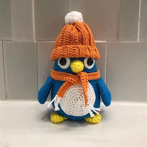 When a friend asks you for a couple of penguin items for her daughter's christmas, you get really busy looking through all the crochet penguin patterns possible. Amigurumi Penguin Free Crochet Pattern - Amigurumi