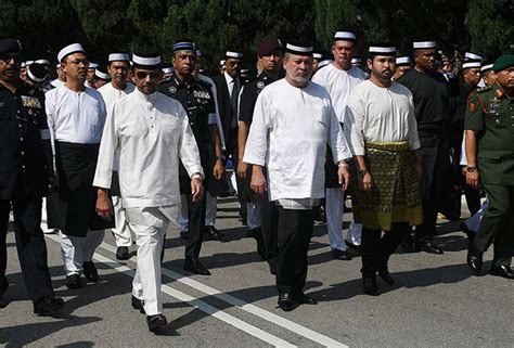 Istiadat pemakaman jenazah bonda sultan johor, almarhumah enche' besar hajah khalsom abdullah. Bonda Sultan Johor selamat dimakamkan | Astro Awani