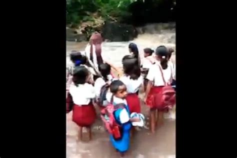 Histeris Siswa Sd Menangis Ketakutan Nyaris Disapu Banjir Saat Hendak Berangkat Sekolah Di Sikka