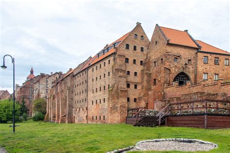 Grudziądzka panorama z podświetlonymi spichrzami o zmierzchu. Grudziądz miasto z potencjałem warto zobaczyć - Pedeka.pl