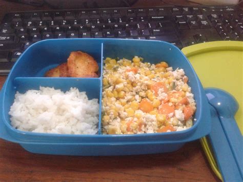 Dalam unggahan itu tampak potret kotak bekal untuk suami dengan beragam menu yang menggoda. CHERYHALIDA: BEKAL BENTO KE KANTOR