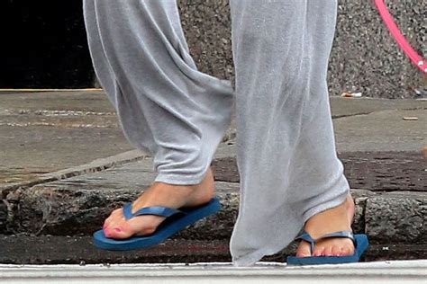 suri cruise walks in thong sandals and slouchy sweats with katie holmes footwear news