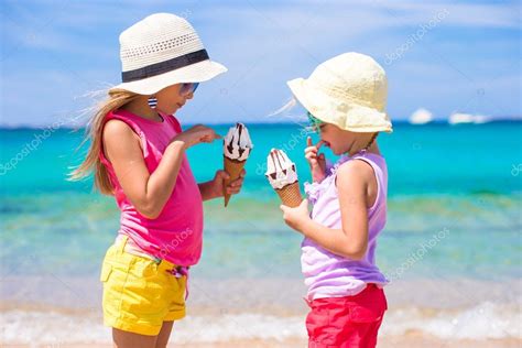 Niñas Felices Comiendo Helado Sobre El Fondo De La Playa De Verano Gente Niños Amigos Y