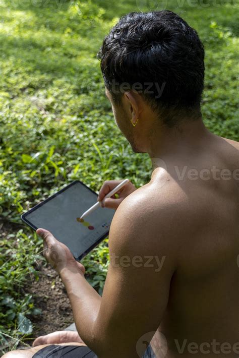 Jong Mens Uitleggen Tekening Aan Zijn Tablet Terwijl Onderwijs Chakra