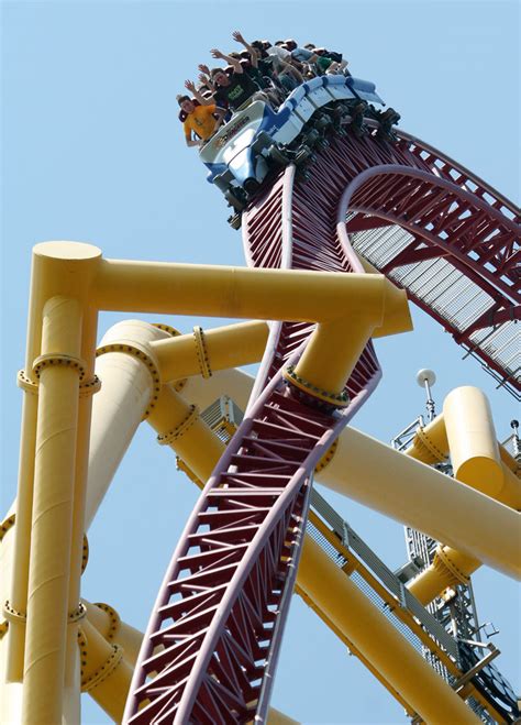 It goes about an average of 120mph and its highest point is 420 feet high along with a 400 ft drop i really want to go on it. Coastersandmore.de - Achterbahn Magazin: Top Thrill ...