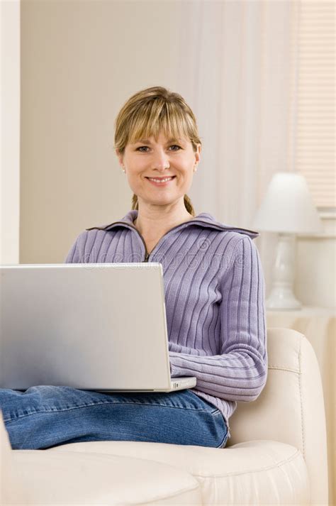 Mit frau sofa auf der couch: Frau, Die Auf Sofa Im Wohnzimmer Sich Entspannt Stockfoto ...