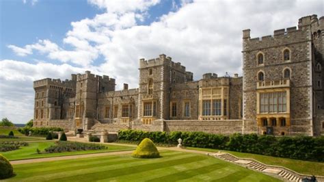 'wɪnzə 'kɑ:sl], auf deutsch auch schloss windsor, liegt in der stadt windsor (berkshire) und ist das größte durchgängig bewohnte schloss der welt. Tagesausflug nach Schloss Windsor, Stonehenge, Bath