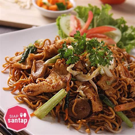 Mie goreng ini cocok jadi sajian spesial saat kumpul keluarga. Mie Goreng Ayam - MasakSehat