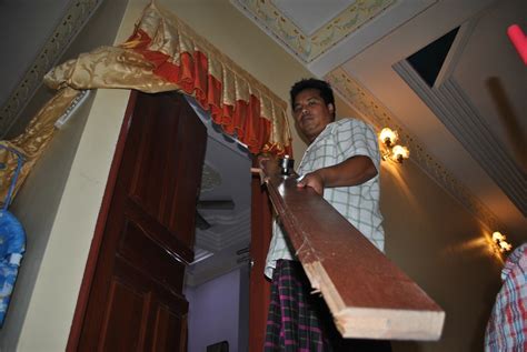 Adakah anda tidur dengan pintu bilik ditutup atau dibuka? wartawan cabuk: Penjenayah pecah pintu bilik pakai tong gas!!