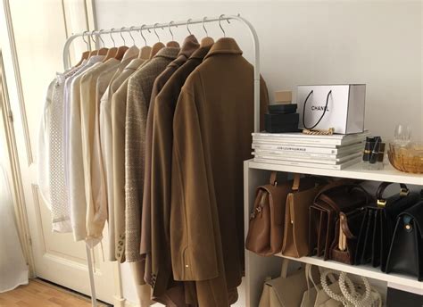Kesannya yang hangat dan nyaman membuat rumahmu tampak mempesona. Inspirasi Outfit Warna Coklat dengan Tone yang Berbeda ...