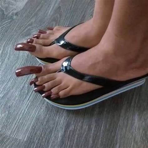 Se las hemos visto a artistas como rosalía, bad gyal, lola índigo la tendencia este verano consiste en decorar también las uñas de los pies. Uñas largas de los pies muy maquilladas: Fotos de la extraña moda rechazada en las redes ...