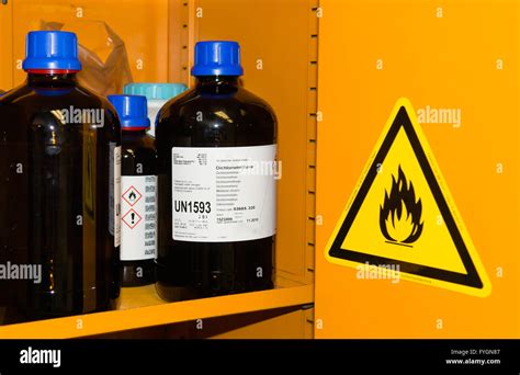 Productos químicos inflamables en armario de protección Fotografía de