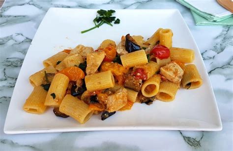 Marinare il pesce spada con sale, timo ed un filo di olio extra vergine di oliva e lasciare riposare per 2 ore. La pasta pesce spada e melanzane è saporita e ricercata ...