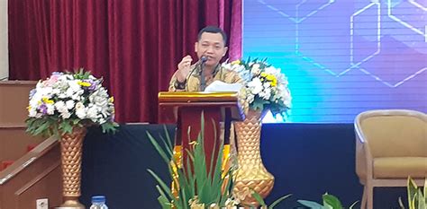 Kemenko perekonomian dukung baznas tanggulangi kemiskinan lewat zakat. Kemenko Perekonomian Klaim Pertumbuhan Ekonomi RI Berhasil ...