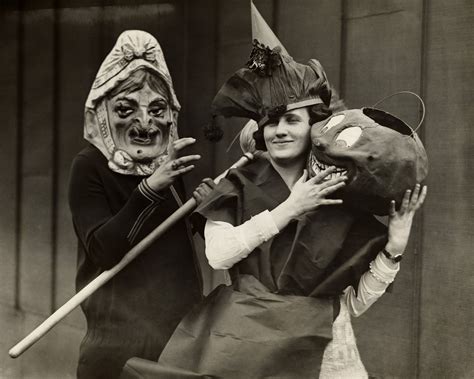 22 Creepy Vintage Halloween Photos That Are Absolutely Haunting