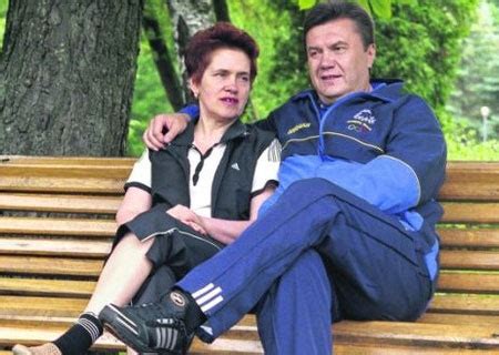 Во времена правления легитимного вокруг личной жизни виктора федоровича ходило немало слухов. Янукович отдыхает вместе с женой, ловит рыбу и бегает в ...