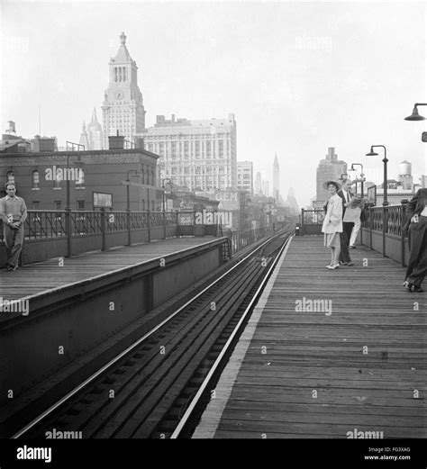 Nyc Elevated Train 1942 Npassengers Waiting On The Third Avenue