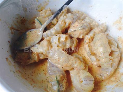 Masukkan tepung jagung dan gaul sehingga rata. Resepi Udang Lipan (Mantis Shrimp) Goreng Celup Tepung ...