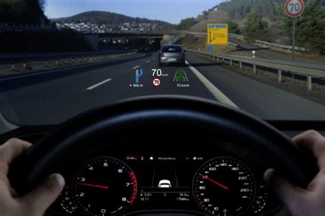 Bring information to eye level in a hud helmet prototype. Head-up-Display der 2. Generation von Continental für den ...
