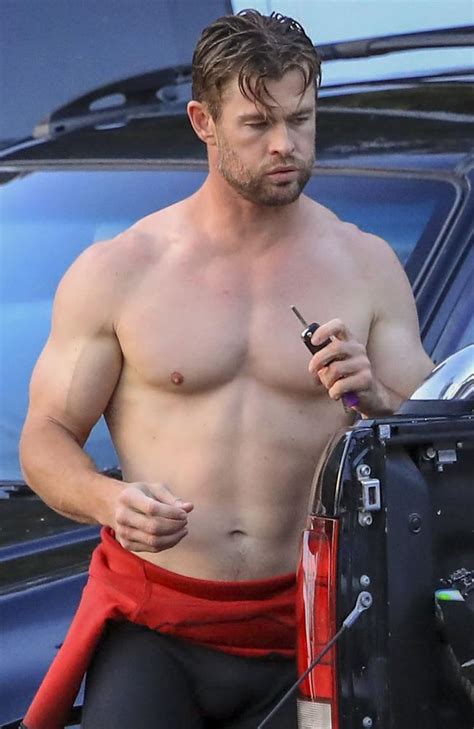 Chris Hemsworth Shows Off Bulging Muscles In Topless Beach Display Photos Gold Coast Bulletin