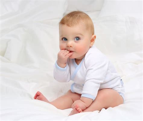 La dieta di un bambino di 11 mesi può essere molto varia e fatta di cereali integrali, frutta, verdura, latticini (formaggio e yogurt) e proteine della carne e del pesce. Neonato a 7 mesi - PianetaMamma.it