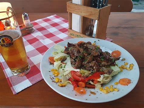 Du möchtest eine wohnung in obergünzburg mieten oder kaufen. Schnitzel Tiroler Art, Beilagensalat und Weißbier - Bild ...