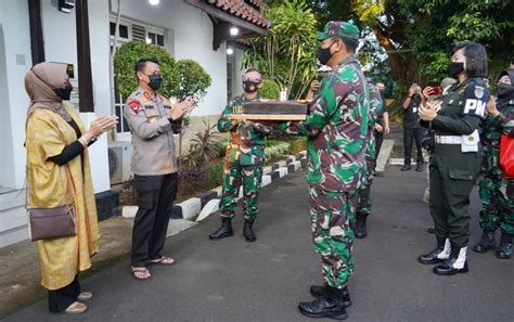 Danrem 064 Maulana Yusuf Melakukan Kunjungan ke Rumah Dinas Kapolda Banten