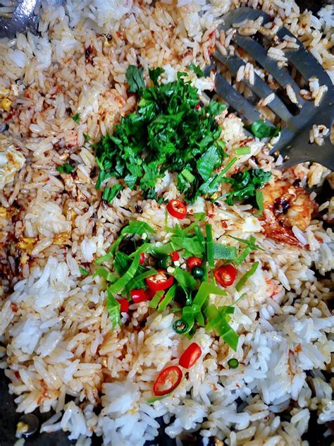 Segenggam cili kering( ikutlah tahap kepedasan korang ye)gunting halus; Cara untuk membuat Nasi Goreng Tomyam yang sedap dan ...