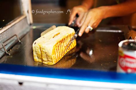 Lokasinya letak ditengah pasar sudirman street bandung (dicari saja hihihihihi tepatnya dibawah lampion pokoknya). Adeque Lounge Malang & Roti Bakar Bandung