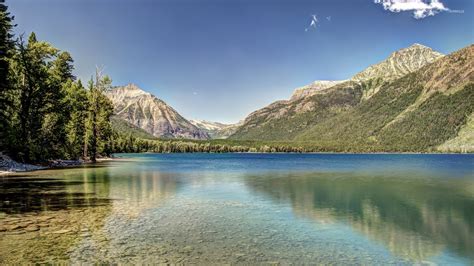 Clear Sky Above The Lake Between The Mountains Wallpaper