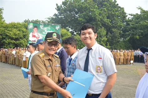 Dalam public relations (pr), publik dapat diklasifikasikan ke dalam beberapa kategori : Fokus Utama Publik Dalam Humas : Siswa Peraih Nilai UN Tertinggi Dapat Penghargaan ... : Humas ...