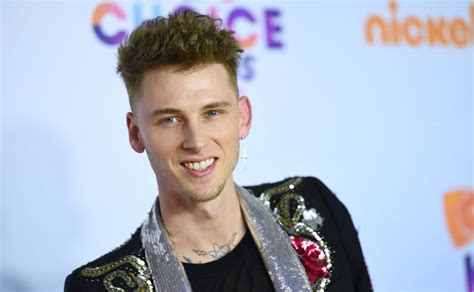 Today, he is wildly successful in the industry, and is one of the most looked up to rappers in the game. MACHINE GUN KELLY promuje svoj nový album klipom HOLLYWOOD ...