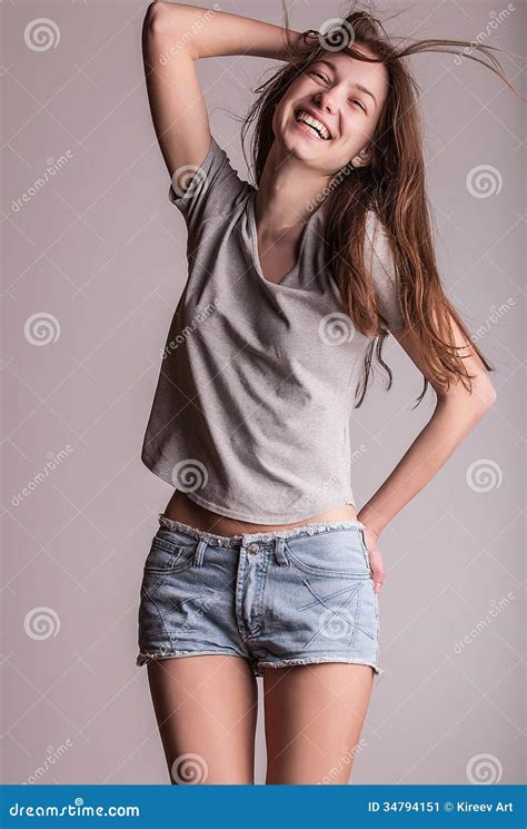 Jeune Pose Modèle Sensuelle De Fille Dans Le Studio Image stock