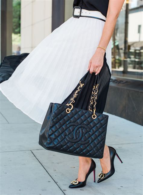 Inspired By Meghan Markle S Pleated Dress Sydne Style Chanel Bag Black Fashion Chanel Gst