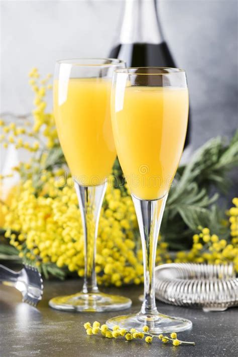 Mimosa De Cocktail D alcool De Ressort Avec Le Jus Dorange Et Le Vin