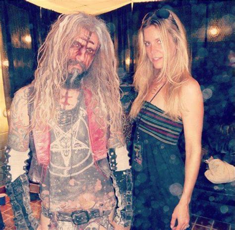 Pin By 𝓐𝓶𝔂 𝓒𝓪𝓻𝓸𝓵𝓲𝓷𝓮 🎃🦇🔮🌙 On Living Dead Girl In 2020 Rob Zombie Sheri Moon Zombie White Zombie