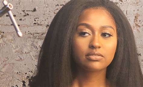 Jazmine Sullivan Giving Us Face And Natural Hair With Recent Selfie