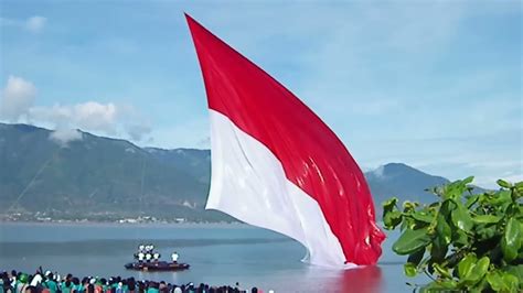 Bendera Merah Putih Berkibar Dari Dalam Laut Teluk Palu Youtube