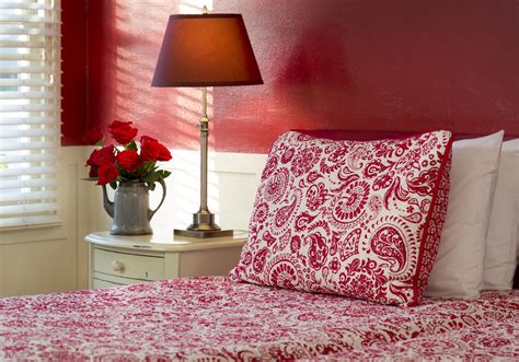 In order to have a harmonious bedroom with a beneficial influence on other aspects of your life, you can use the following 10 feng shui principles. 5 Feng Shui Tips for a South Facing Bedroom