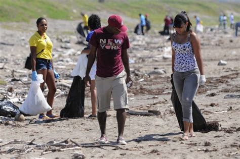 Jamaica Gleanergallerynepa Beach Clean Up