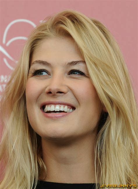 She is the only child born to a classical violinist mother, caroline pike, and an opera singer father, julian pike. Rosamund Pike special pictures (6) | Film Actresses