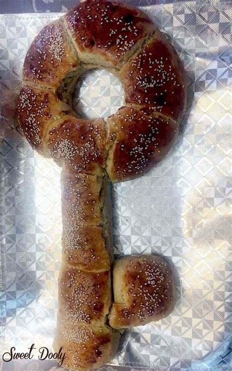 בנוסף, בשבת שלאחר חג הפסח נוהגים לאפות חלות בצורת מפתח כסגולה לפרנסה. מתכון לחלה לשבת בצורת מפתח חלה נהדרת של סוויט דולי