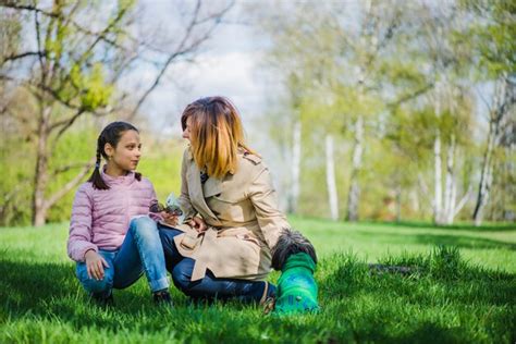 Madre E Hija Hablando En El Parque Descargar Fotos Gratis