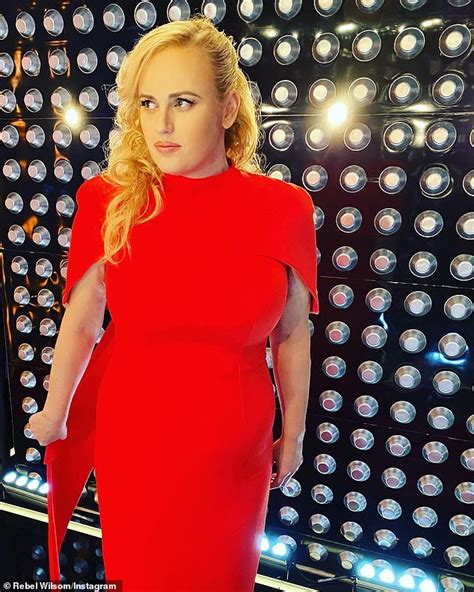 Rebel Wilson Stuns In A Figure Hugging Sleek Red Gown Daily Mail Online