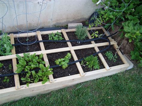 The basic layout of square gardening prevents the need for endless tilling, weeding, watering, and pest patrol. Square foot gardening | Square foot gardening layout ...