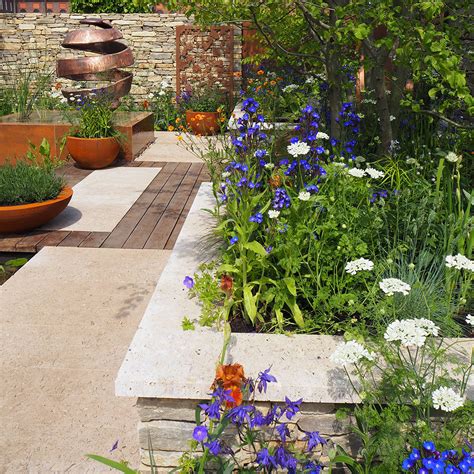 Cheap small garden design with trendy garden table and chairs. 46 small garden ideas - decor, design and planting tips ...