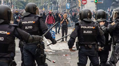Un Policía Nacional Graba Los Disturbios Desde La Furgoneta En Barcelona