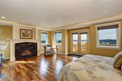 This is a good thing since you can't 'refinish' a vinyl floor in the same way that you could hardwood flooring. 8 Types of Primary Bedroom Flooring Options (Extensive ...